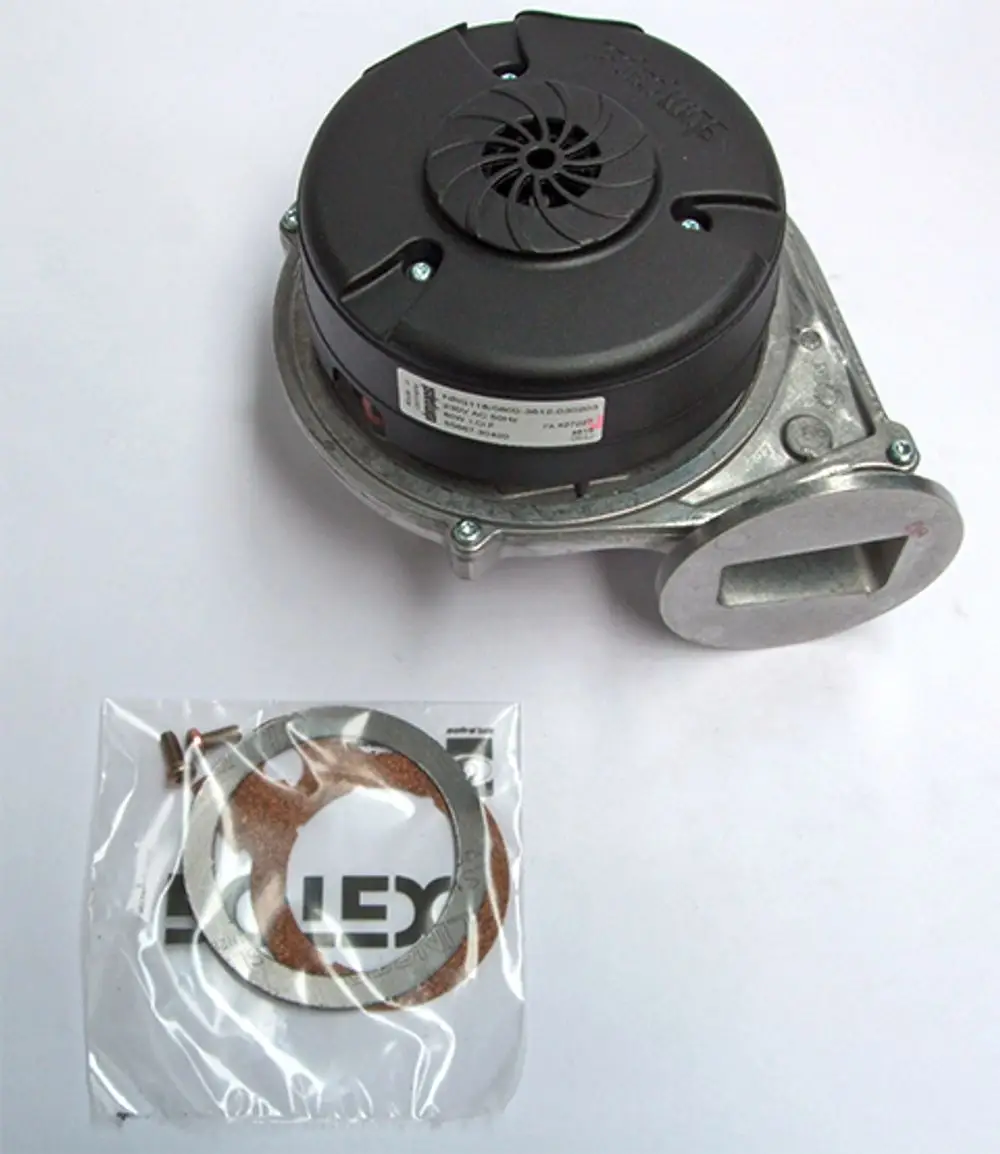 Daikin Gebläse auf Metallbasis mit einem runden, schwarzen Gehäuse und einem Luftauslass, daneben eine Packung mit Dichtungen und Schrauben für die Montage.